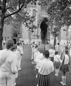 884965 Afbeelding van een optreden van het muziekkorps Fraternitas op het Domplein, tijdens de festiviteiten ter ...